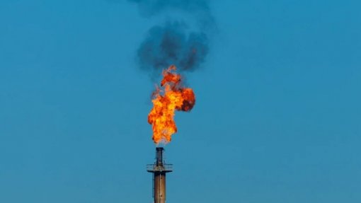 Preços do petróleo e gás disparam após ataques ao Irã