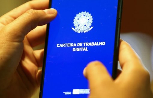 Brasileiros preferem emprego com carteira assinada