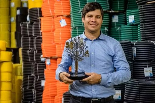 Empresa transforma plástico reciclado em material para construção