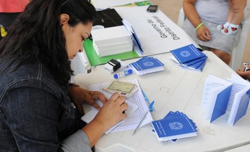 Desemprego cai em 13 estados brasileiros no 2T26, diz IBGE