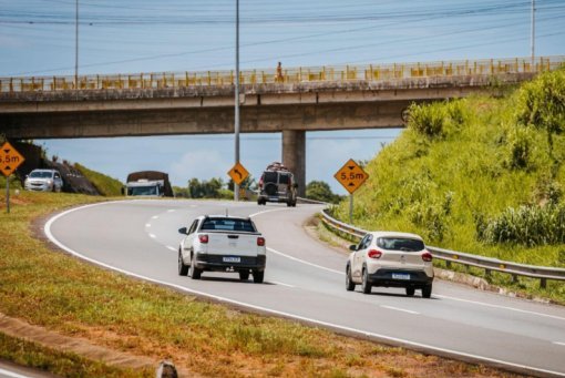 Rodovias BA-093 e BA-099 têm tráfego intenso neste feriadão