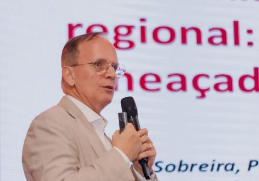 Economia desacelera, mas emprego e renda sustentam atividade