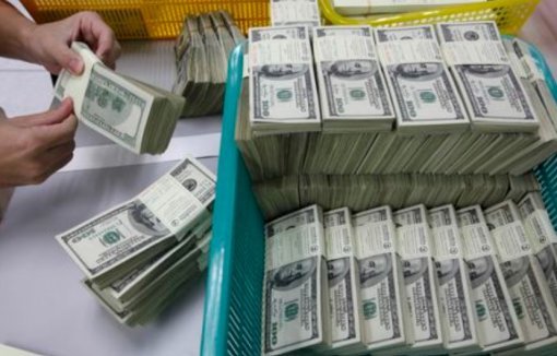 Dólar opera em alta com repercussão de ata do Copom